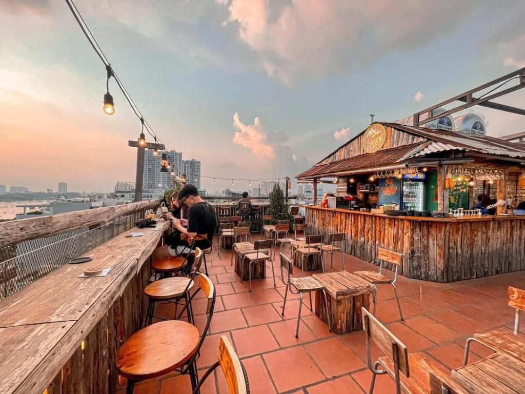 Quang cảnh một quán cà phê view bờ sông Sài Gòn. Quang cảnh một quán cà phê view bờ sông Sài Gòn.