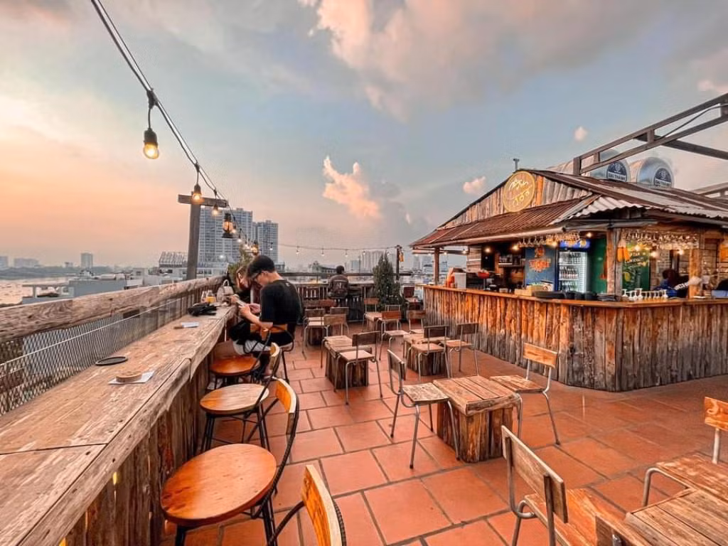 Quang cảnh một quán cà phê view bờ sông Sài Gòn.