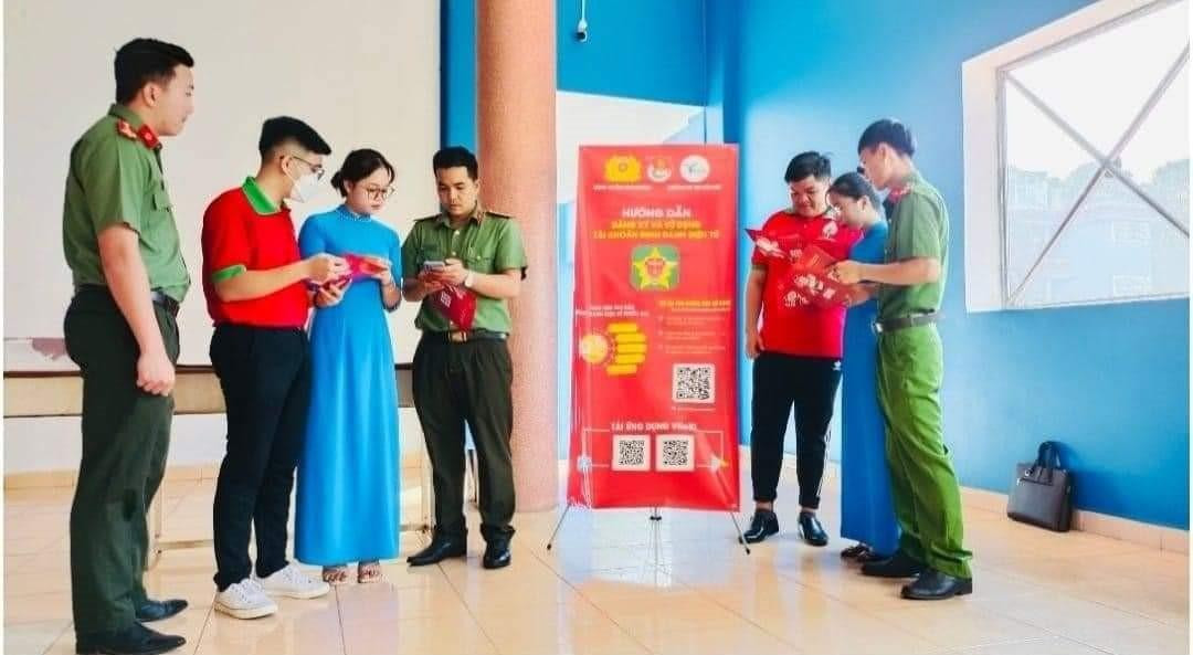 2.000 tình nguyện viên tỉnh Bình Dương đã hỗ trợ người dân, doanh nghiệp trong tỉnh chuyển đổi số. (Ảnh: Tỉnh Đoàn Bình Dương)