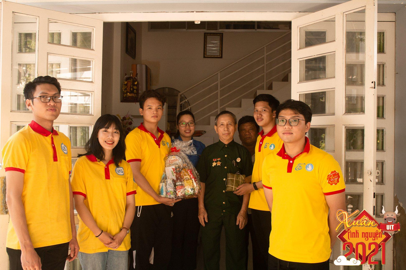 Toàn tham gia hoạt động tình nguyện 'Xuân tình nguyện'. Toàn tham gia hoạt động tình nguyện 'Xuân tình nguyện'.