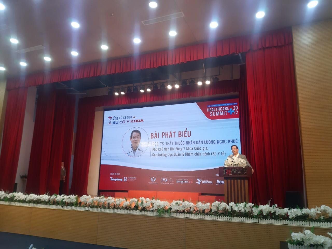 TTND. PGS. TS Lương Ngọc Khuê, Phó Chủ tịch Hội đồng y khoa, Cục trưởng Cục Khám chữa bệnh, Bộ Y tế phát biểu tại hội thảo.