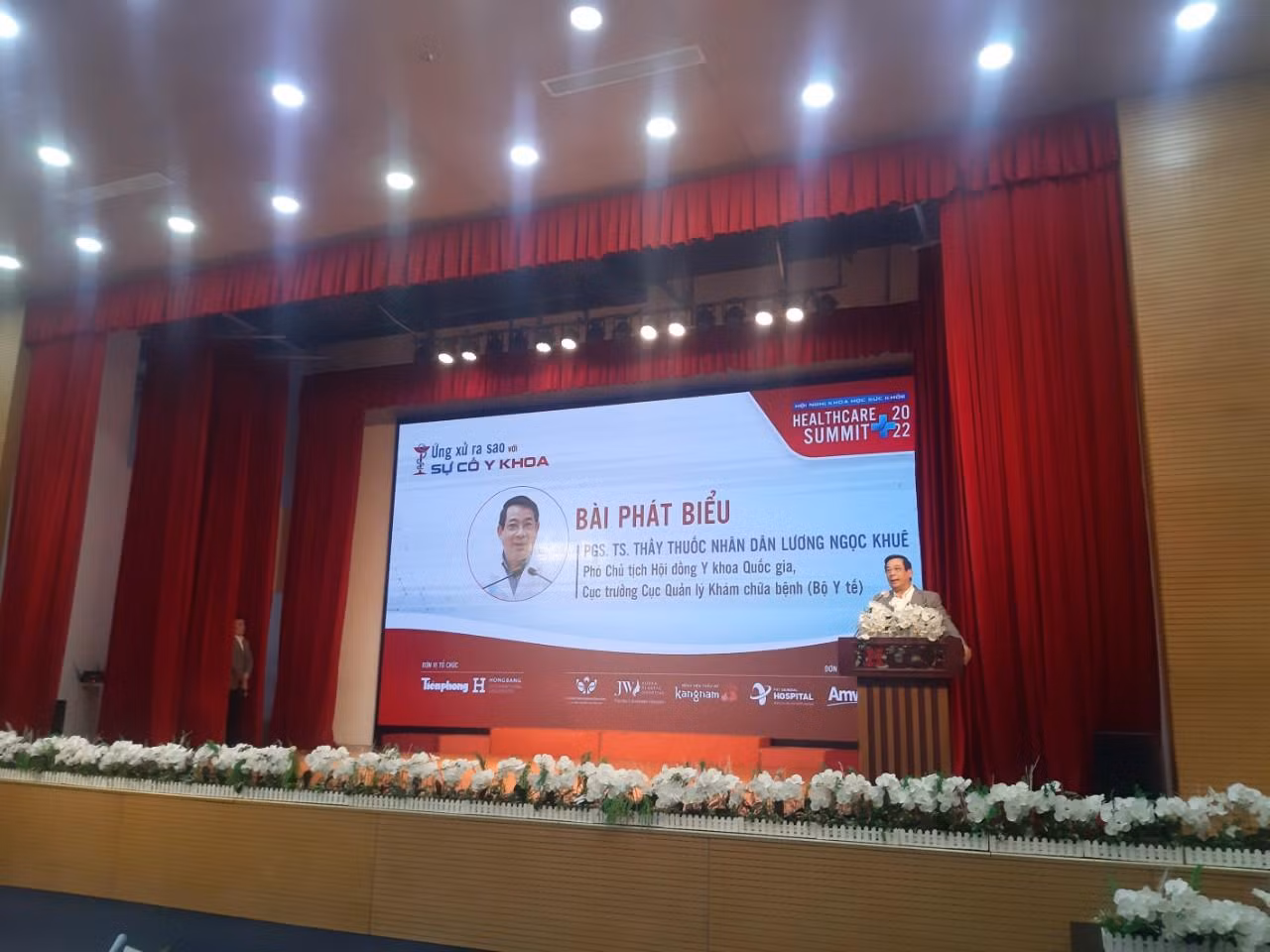 TTND. PGS. TS Lương Ngọc Khuê, Phó Chủ tịch Hội đồng y khoa, Cục trưởng Cục Khám chữa bệnh, Bộ Y tế phát biểu tại hội thảo.