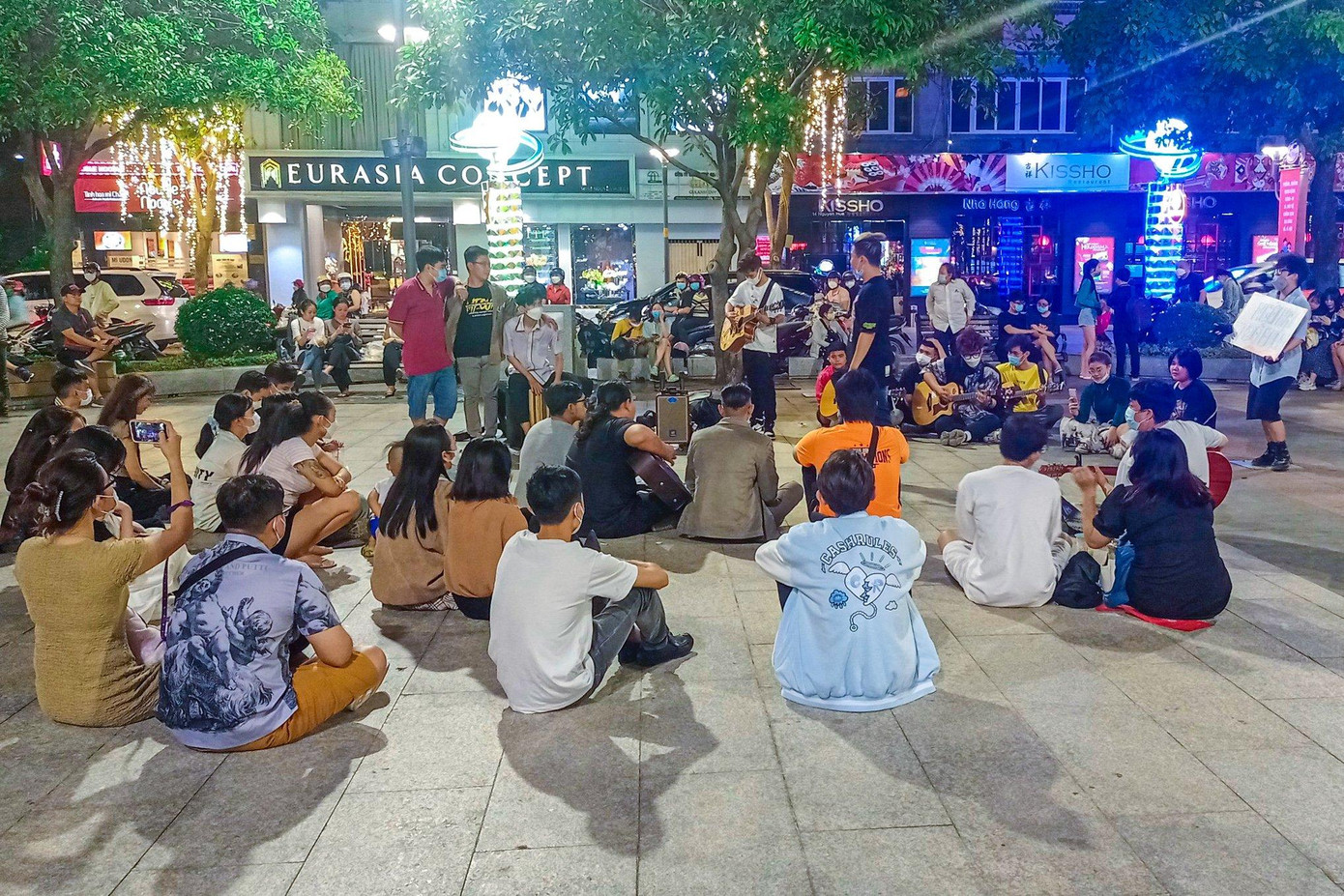 Ngoài ra, phố đi bộ Nguyễn Huệ cũng thu hút khá đông các nhóm bạn trẻ có niềm đam mê âm nhạc thường xuyên tới đây tổ chức các buổi hát với nhau để giao lưu hoặc quyên góp từ thiện.