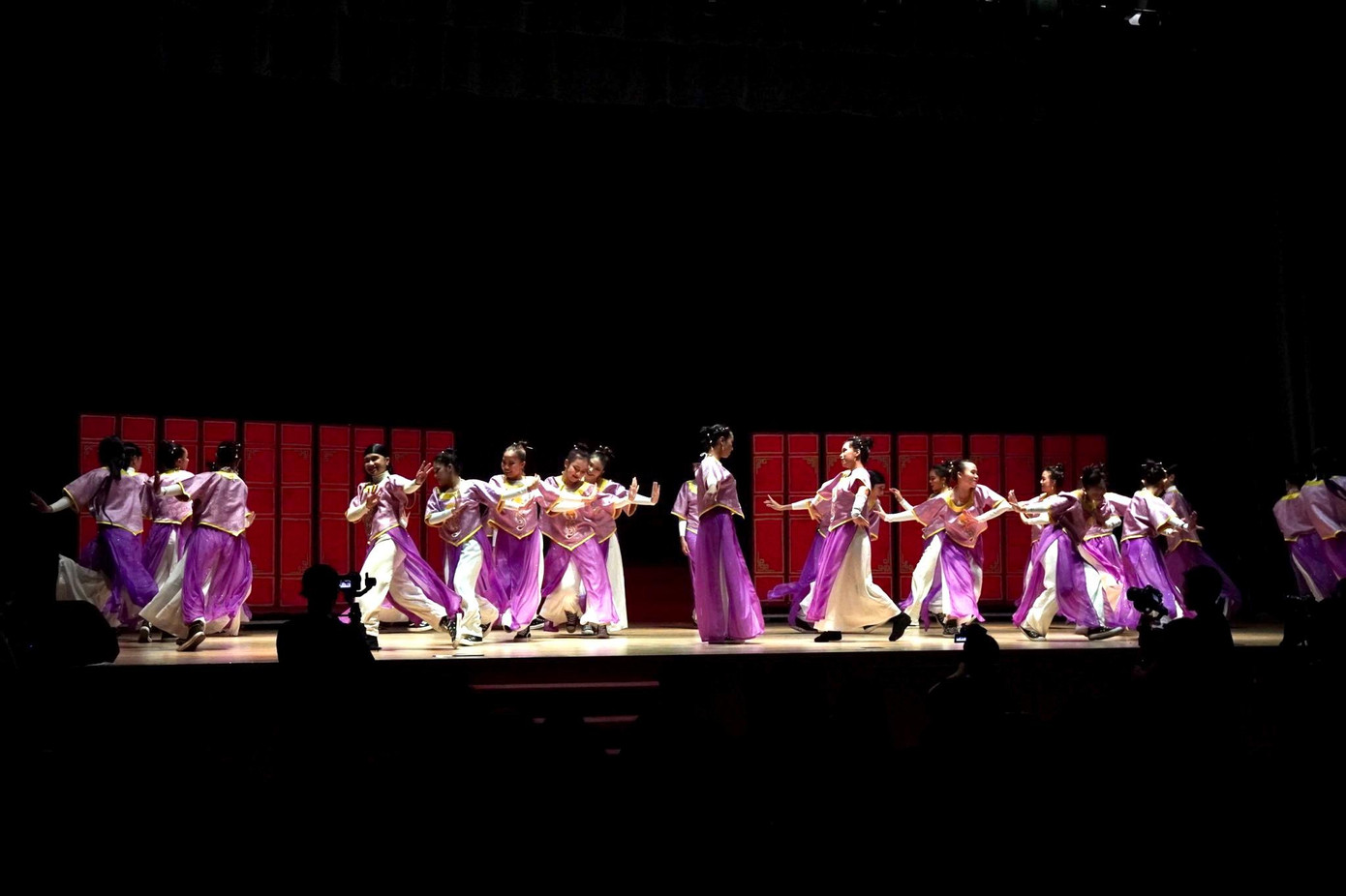 Tiết mục nhảy 'công phu' được các bạn trẻ dàn dựng trên sân khấu.