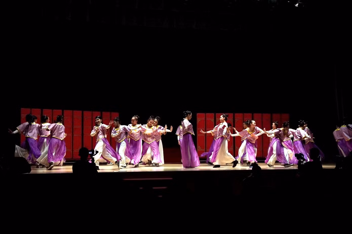 Tiết mục nhảy 'công phu' được các bạn trẻ dàn dựng trên sân khấu.