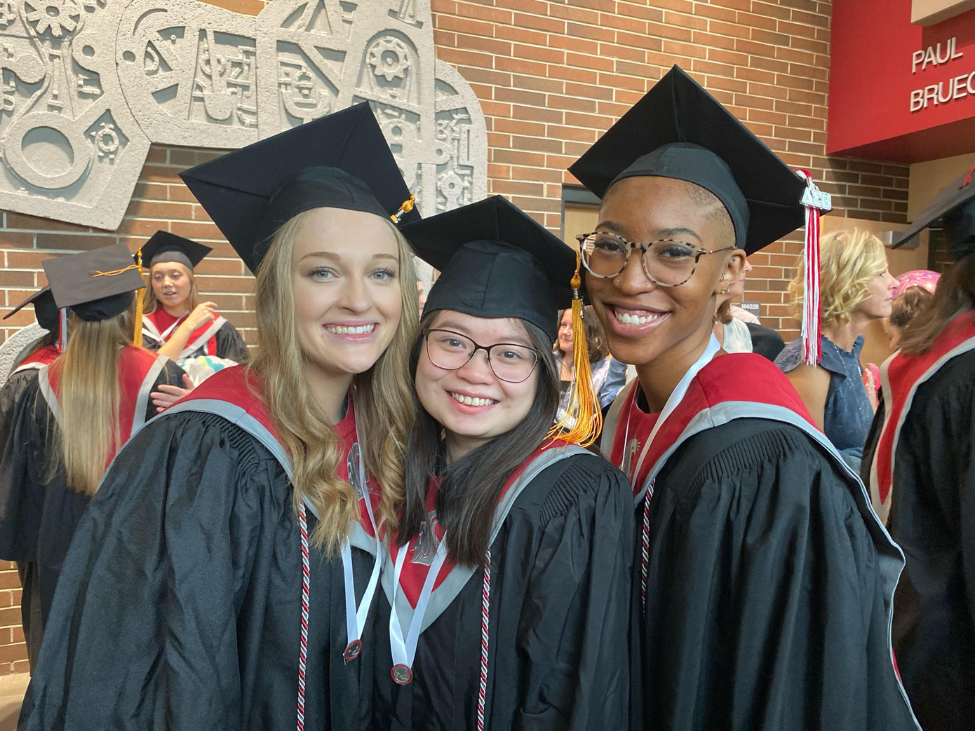 Khánh Chi (giữa) nhận bằng tốt nghiệp Cử nhân Điều dưỡng tại ĐH Bang Washington. (Ảnh: NVCC)