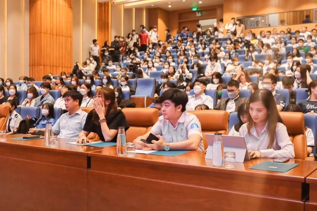 Rất đông các bạn sinh viên tham dự chương trình.