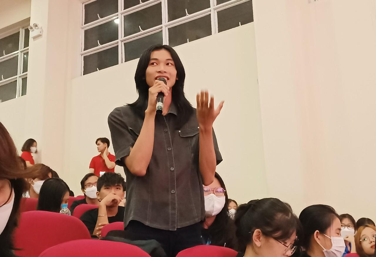 Một bạn trẻ tham dự talkshow đặt câu hỏi cho 2 diễn giả. Một bạn trẻ tham dự talkshow đặt câu hỏi cho 2 diễn giả.