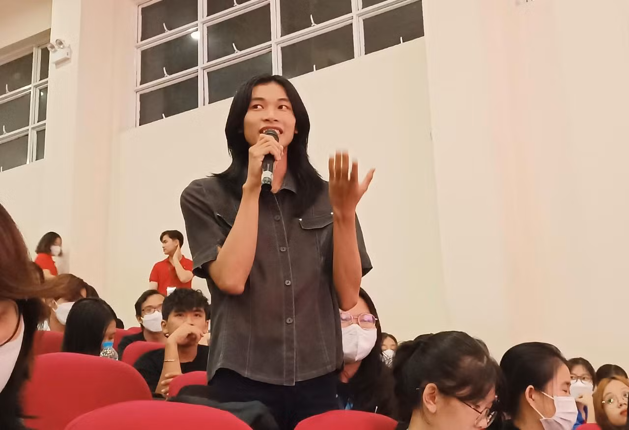 Một bạn trẻ tham dự talkshow đặt câu hỏi cho 2 diễn giả.