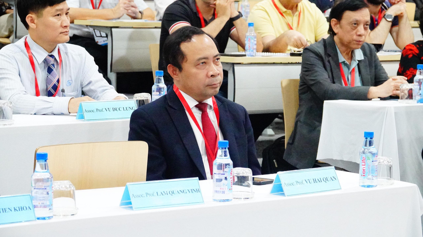 PGS.TS Vũ Hải Quân - Giám đốc ĐHQG TP. HCM và gần 150 đại biểu là tác giả, diễn giả và khách mời tham dự hội nghị.