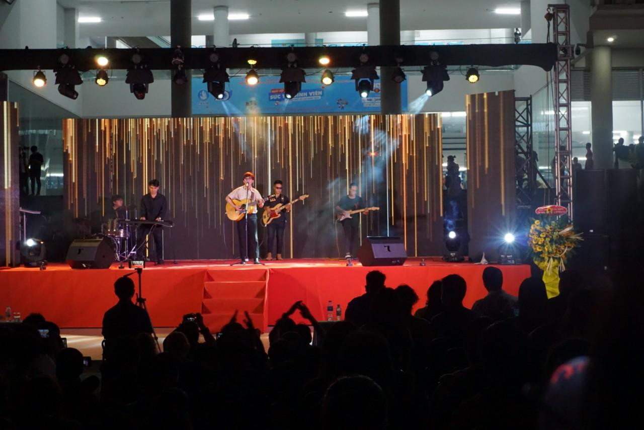 Ban nhạc biểu diễn với sự hưởng ứng nhiệt tình của đông đảo bạn trẻ. (Ảnh: Bùi Nhi)