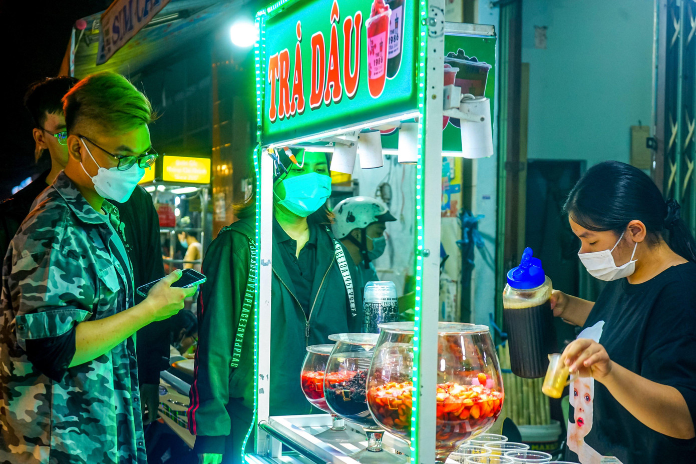 Ngoài ra, các gian hàng nước uống giải khát mang tính "độc, lạ" cũng được nhiều bạn trẻ lựa chọn thưởng thức. Mỗi một ly nước tại các gian hàng trong khu phố ẩm thực Hồ Thị Kỷ đa phần có giá từ 10.000 đồng cho đến 20.000 đồng tùy theo loại đồ uống. Ngoài ra, các gian hàng nước uống giải khát mang tính "độc, lạ" cũng được nhiều bạn trẻ lựa chọn thưởng thức. Mỗi một ly nước tại các gian hàng trong khu phố ẩm thực Hồ Thị Kỷ đa phần có giá từ 10.000 đồng cho đến 20.000 đồng tùy theo loại đồ uống.