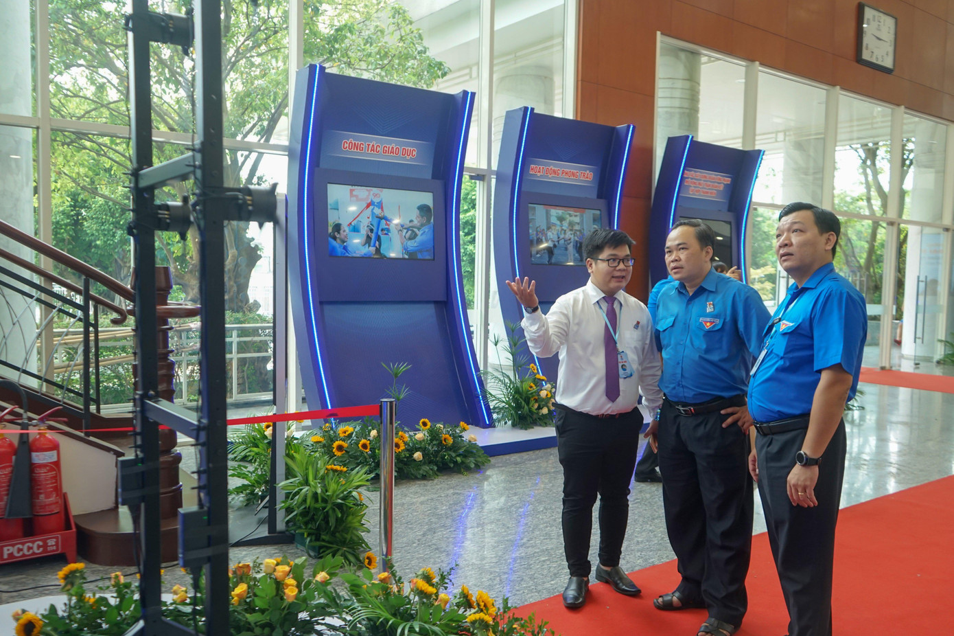 Đại biểu ấn tượng với những ứng dụng công nghệ trong Đại hội Đoàn TNCS Hồ Chí Minh TP. HCM lần thứ XI. (Ảnh: Phong Nguyễn)