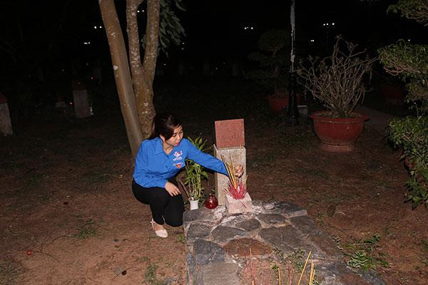 Đoàn viên thanh niên thắp nến tại các phần mộ liệt sĩ. Đoàn viên thanh niên thắp nến tại các phần mộ liệt sĩ.