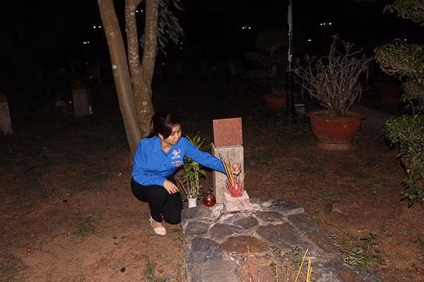 Đoàn viên thanh niên thắp nến tại các phần mộ liệt sĩ.