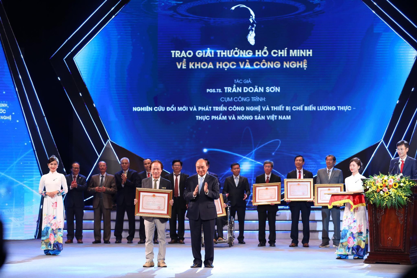 NGND. GS. TS Trần Doãn Sơn (bên trái) nhận Bằng khen từ Chủ tịch nước Nguyễn Xuân Phúc. (Ảnh: Trường ĐH Bách khoa)