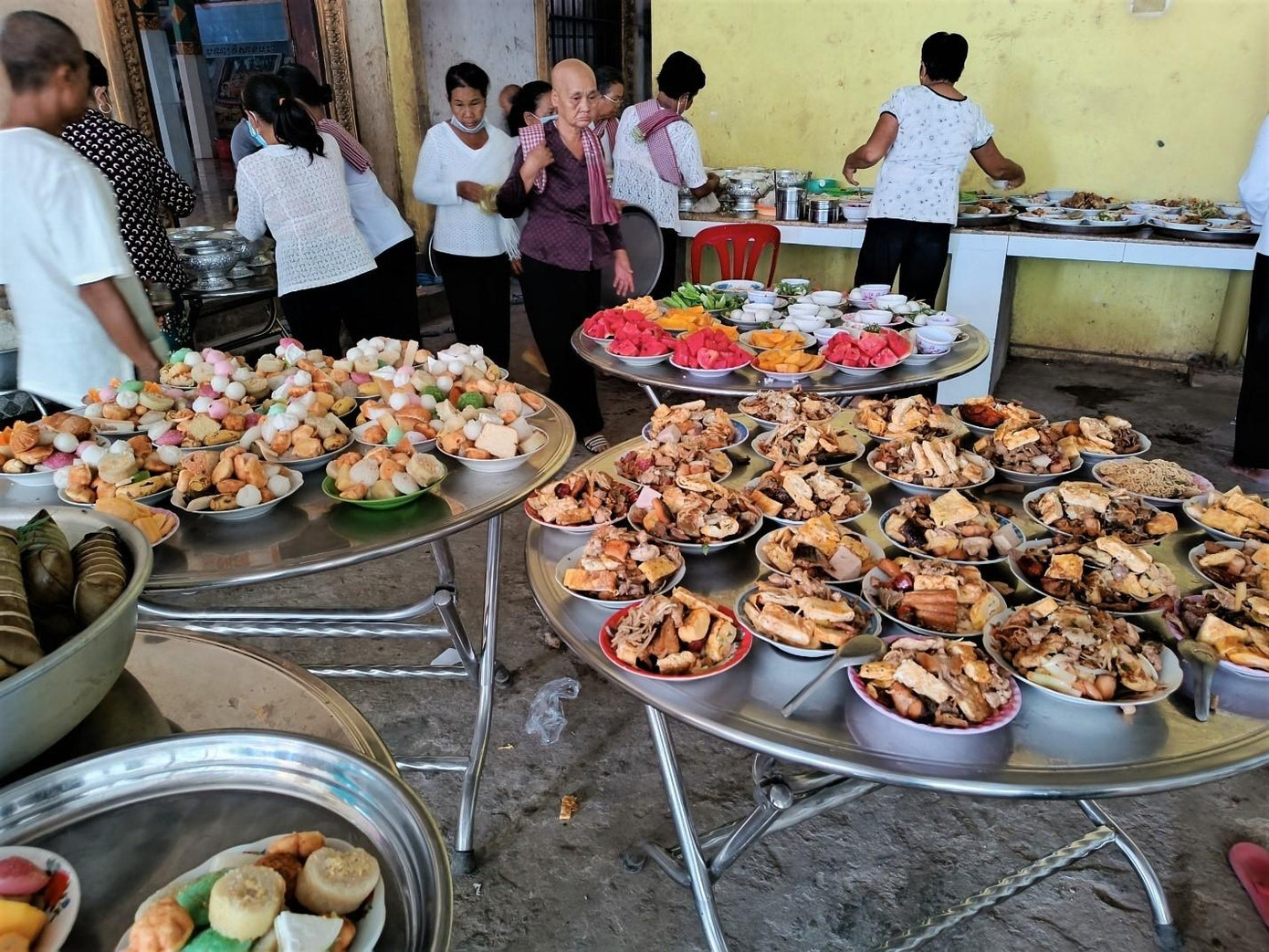 Những mâm cơm với đa dạng các món được chính người Khmer làm mang đến chùa.
