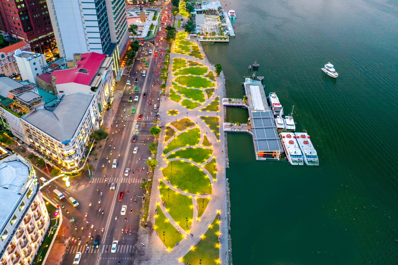 Là một trong những địa điểm vui chơi công cộng thu hút nhiều bạn trẻ nhất khi vị trí của công viên Bạch Đằng và bến tàu buýt đường sông tiếp giáp với nhiều trục đường ăn uống nổi tiếng của thành phố cùng với view ven sông lãng mạn.