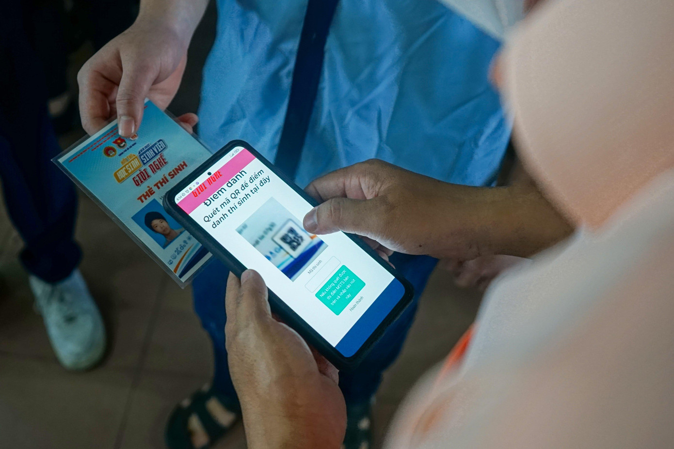 Trước khi bước vào phòng thi trực tuyến, các thí sinh sẽ được giám thị kiểm tra thông tin đăng ký tham gia hội thi bằng mã QR code bằng điện thoại smartphone.