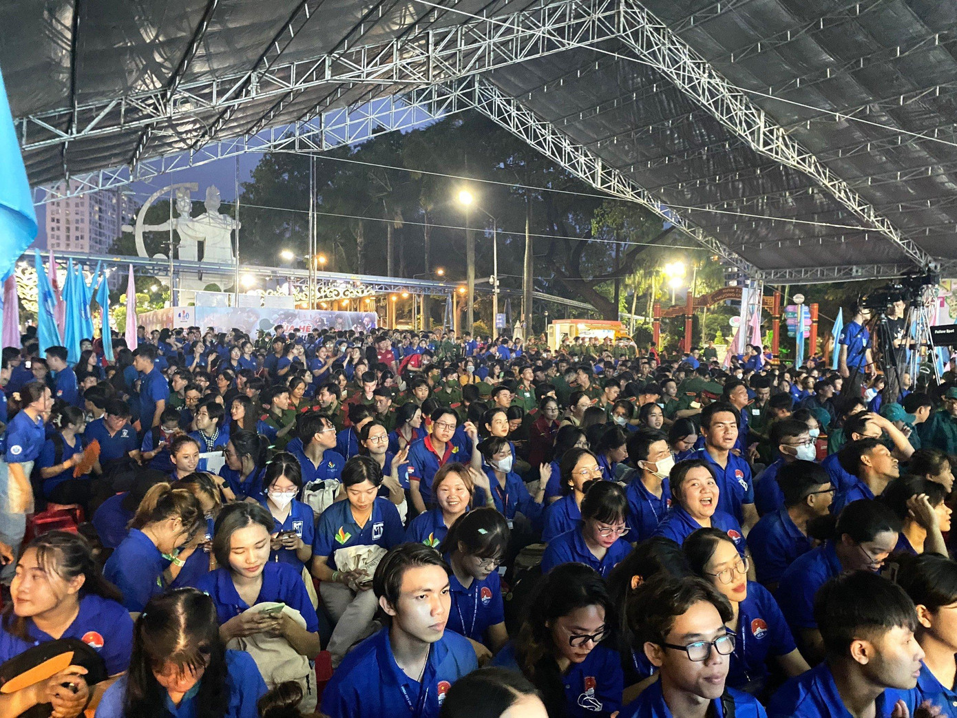 Rất đông các bạn sinh viên tình nguyện hội quân trong chương trình.