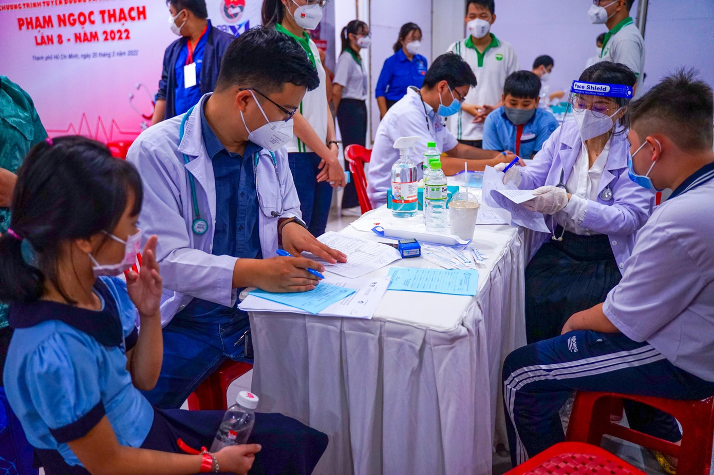 Tại điểm cầu nhà văn hóa Thanh niên (P. Bến Nghé, Q. 1) chương trình thăm khám chữa bệnh và cấp phát thuốc miễn phí cho các em thiếu nhi có hoàn cảnh khó khăn và bị ảnh hưởng từ hậu COVID-19 do Thành Đoàn TP. HCM phối hợp với các đơn vị tổ chức.