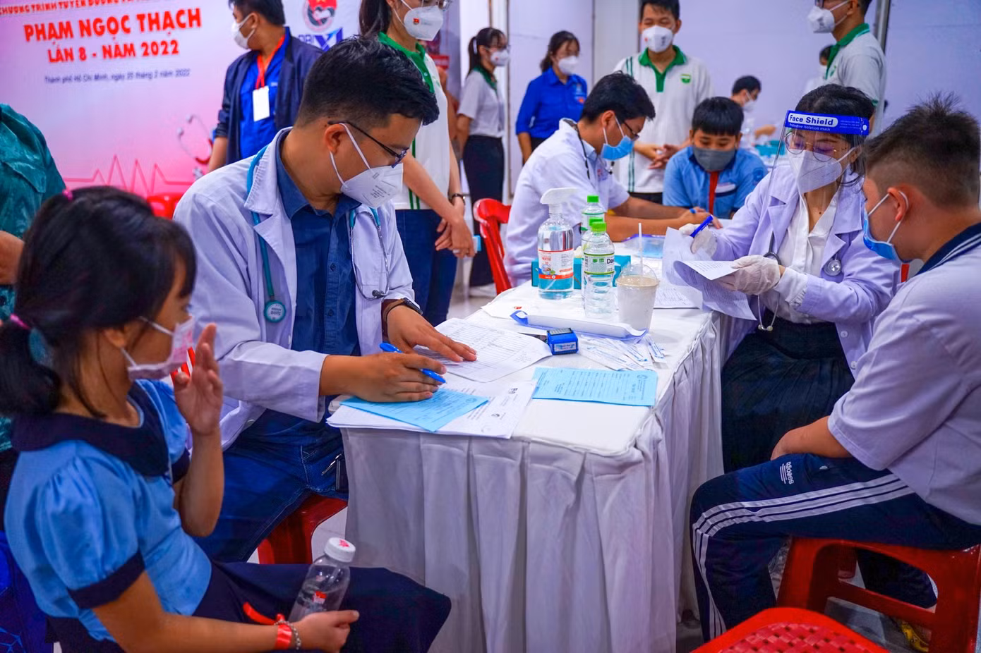 Tại điểm cầu nhà văn hóa Thanh niên (P. Bến Nghé, Q. 1) chương trình thăm khám chữa bệnh và cấp phát thuốc miễn phí cho các em thiếu nhi có hoàn cảnh khó khăn và bị ảnh hưởng từ hậu COVID-19 do Thành Đoàn TP. HCM phối hợp với các đơn vị tổ chức. Tại điểm cầu nhà văn hóa Thanh niên (P. Bến Nghé, Q. 1) chương trình thăm khám chữa bệnh và cấp phát thuốc miễn phí cho các em thiếu nhi có hoàn cảnh khó khăn và bị ảnh hưởng từ hậu COVID-19 do Thành Đoàn TP. HCM phối hợp với các đơn vị tổ chức.