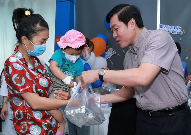 Bác sĩ Vũ Trí Thanh gửi tặng phần ăn trưa cho người thân một bệnh nhi tại chương trình. (Ảnh: Ngô Tùng)
