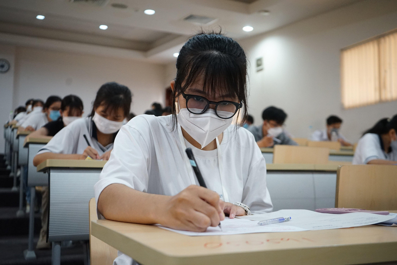 Đúng 8h30, Hội đồng thi bắt đầu tính thời gian làm bài. Tham gia kỳ thi thí sinh sẽ làm một bài thi dưới dạng trắc nghiệm với 120 câu, trong 150 phút. Đề thi có ba phần, sử dụng ngôn ngữ (40 câu); toán học, tư duy logic và phân tích số liệu (30 câu) và phần giải quyết vấn đề (50 câu). Thí sinh chỉ ra về khi hết thời gian làm bài và không được mang đề thi hay cả giấy nháp ra khỏi khu vực thi. Kết quả của kỳ thi này được hơn 80 trường đại học, cao đẳng sử dụng.