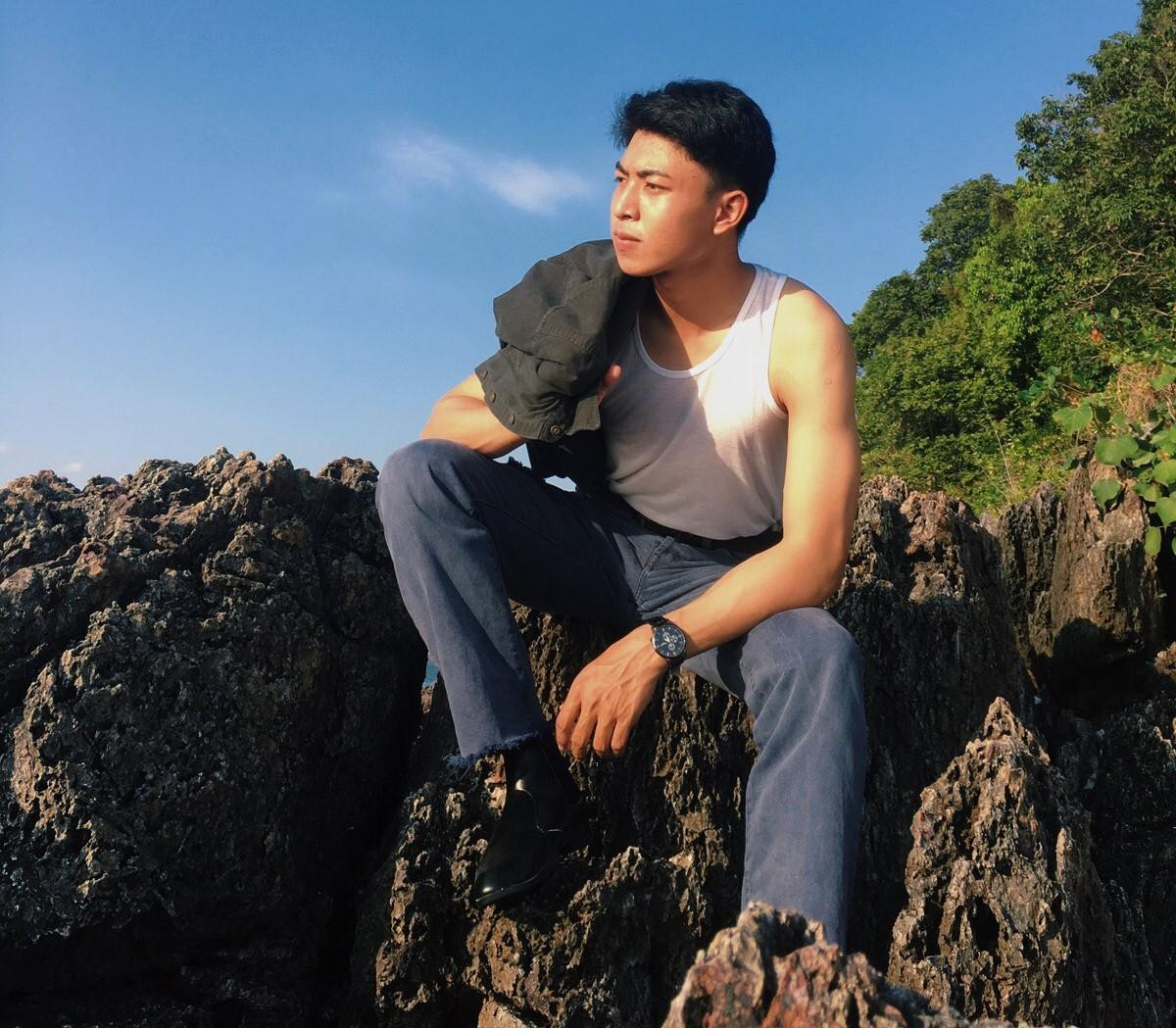 Tô Nhật Định với công việc làm thêm từ chính ngành học của mình. Tô Nhật Định với công việc làm thêm từ chính ngành học của mình.