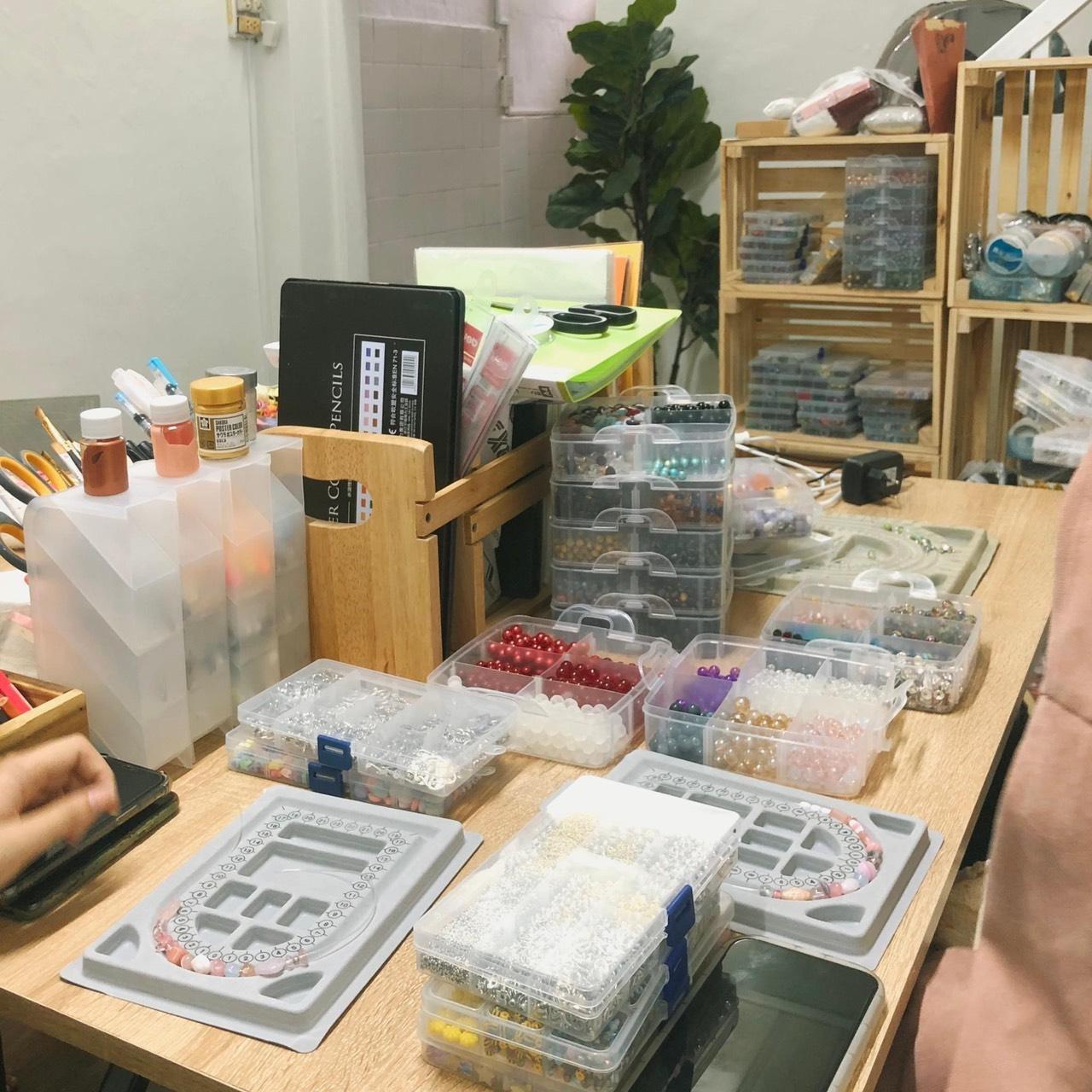 Tại xưởng của chị Quỳnh nguyên liệu rất đa dạng cho các bạn trẻ sáng tạo.