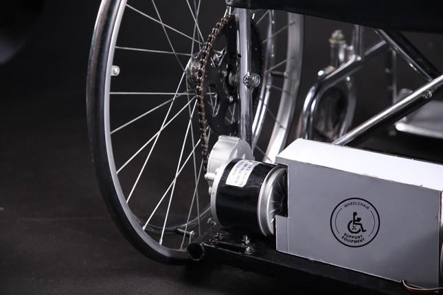 Sản phẩm hoàn thiện được lắp đặt trên thân xe lăn. Sản phẩm hoàn thiện được lắp đặt trên thân xe lăn.