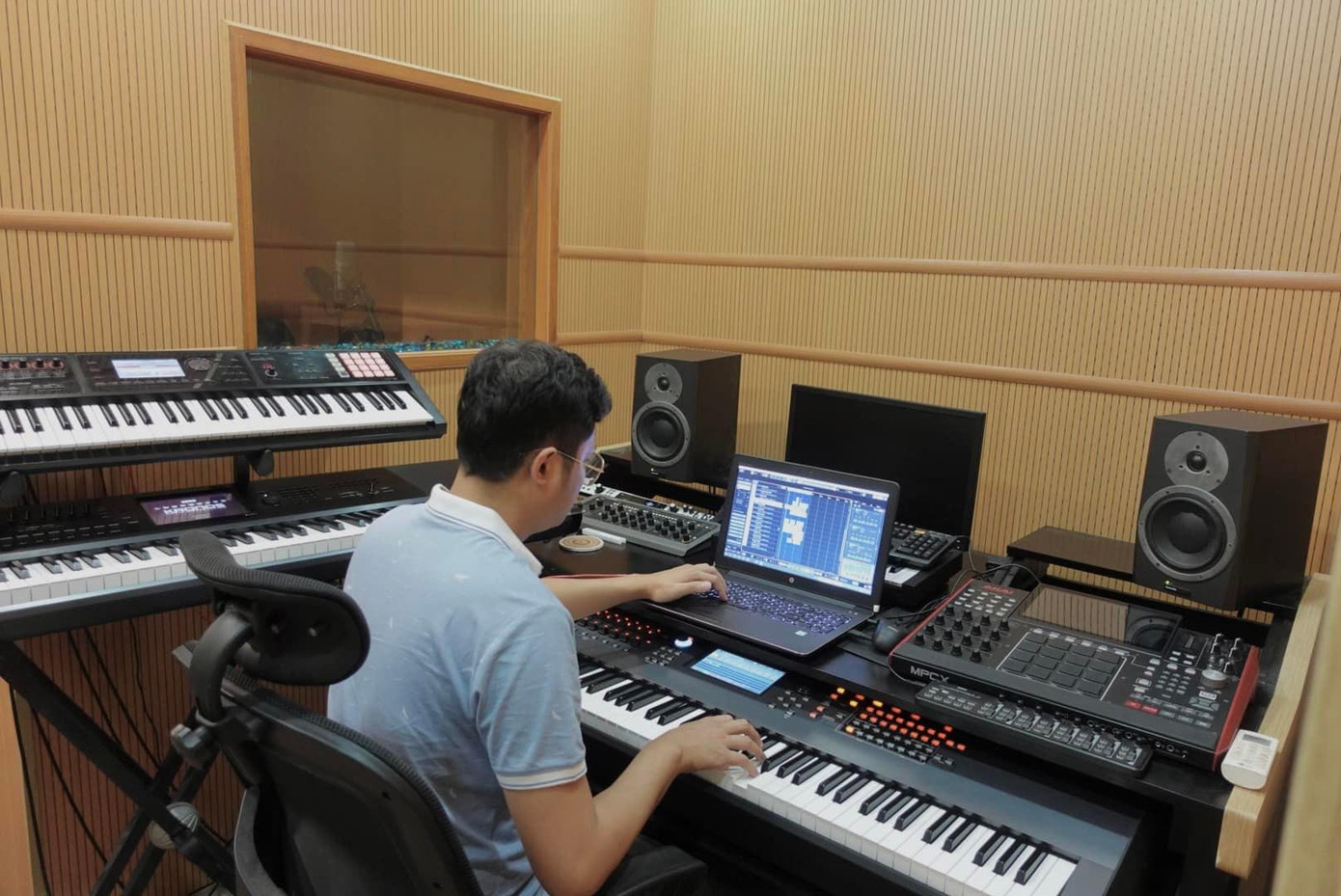 Góc làm việc quen thuộc của nhạc sĩ trẻ. Góc làm việc quen thuộc của nhạc sĩ trẻ.