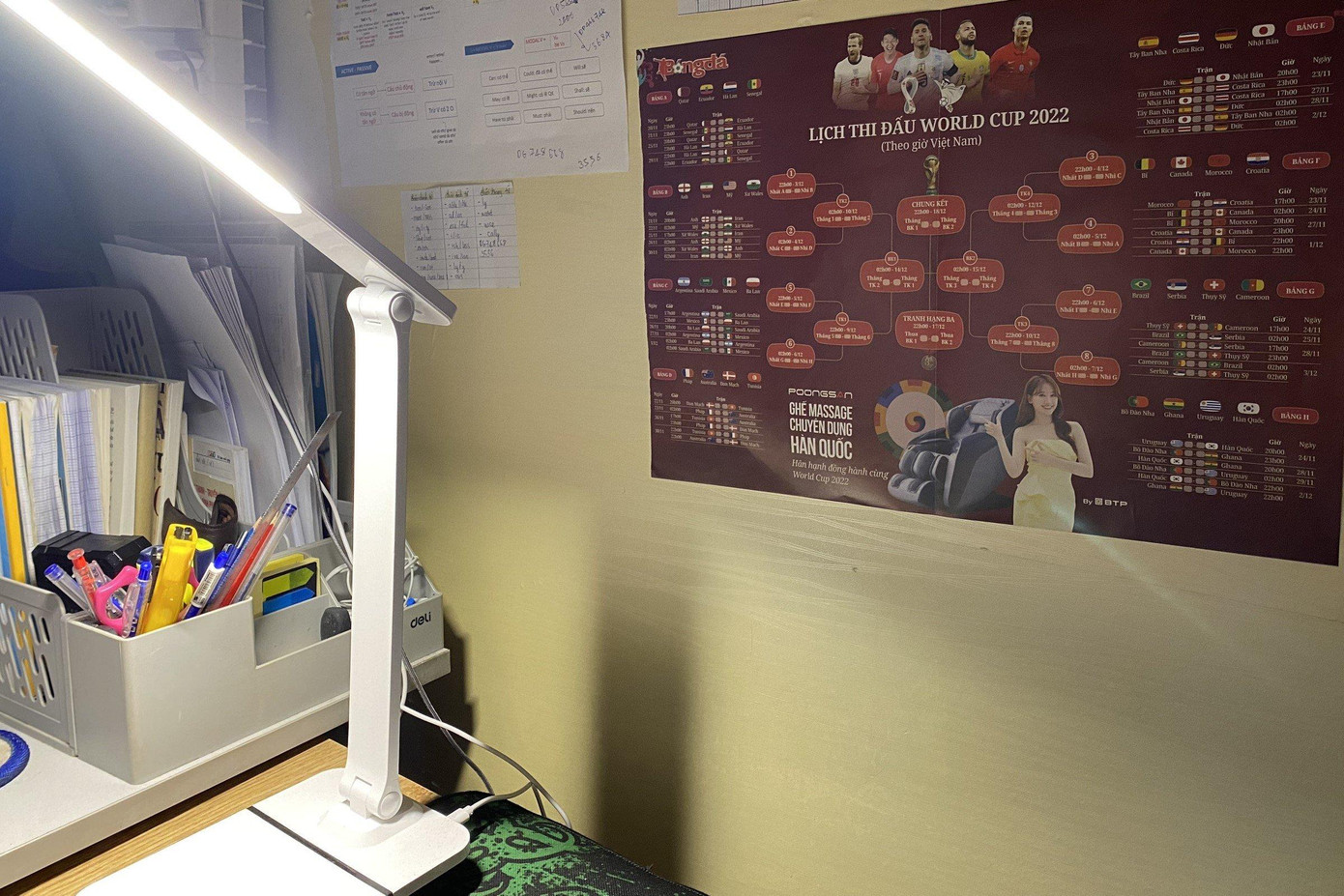 Lý Bô Na đã bắt đầu trang trí góc học tập của mình bằng những hình ảnh của World Cup 2022. (Ảnh: NVCC)