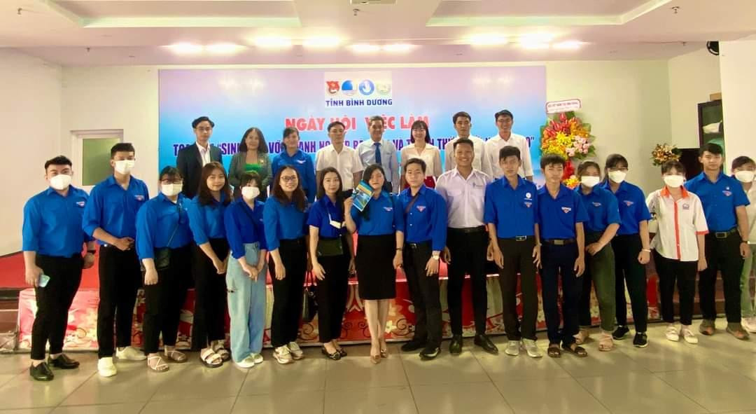 Rất đông các bạn sinh viên đến tham dự ngày hội.