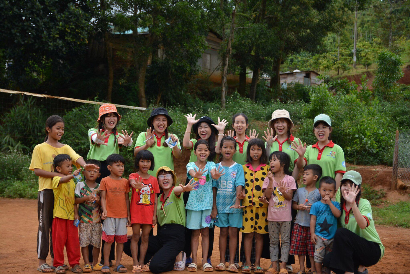 Những ánh mắt nụ của trẻ em chính là động lực thúc đẩy các bạn quay trở về vùng đất đỏ một lần nữa.