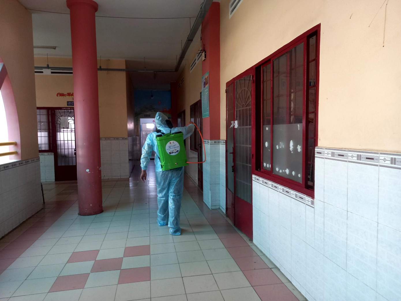 Trí thức trẻ tình nguyện phun khử khuẩn trường học trên địa bàn TP. HCM.