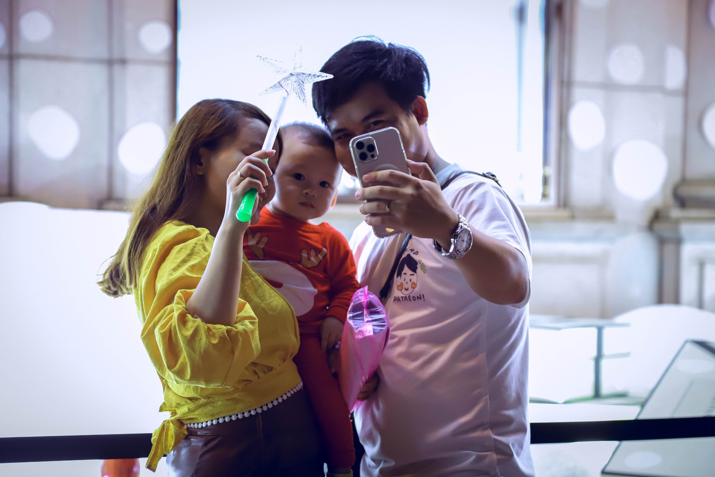 Ngoài các bạn trẻ thì nhiều gia đình trẻ cũng đã bắt đầu đi "săn ảnh" Giáng sinh.