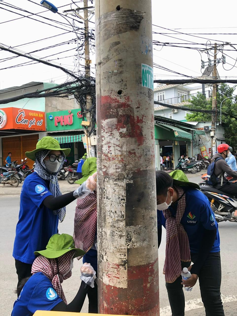 Các chiến sĩ 'Mùa Hè Xanh' đang vệ sinh các cột điện trước khi tô điểm cho chúng. Các chiến sĩ 'Mùa Hè Xanh' đang vệ sinh các cột điện trước khi tô điểm cho chúng.
