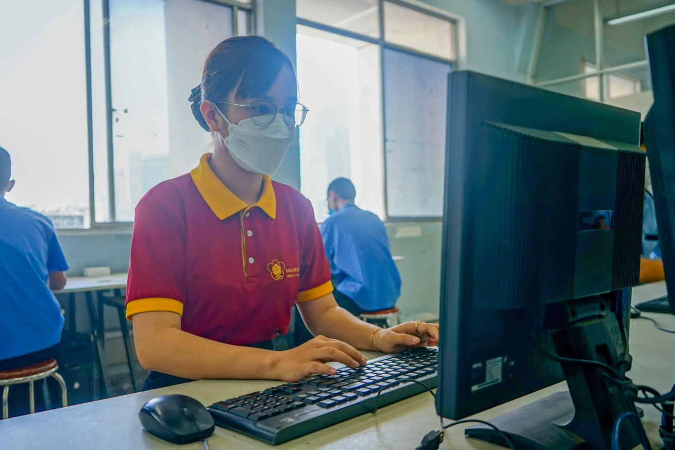 "Sau khi biết rằng sẽ có thêm phần thi trực tuyến trên máy tính, mình khá lo lắng và sợ rằng không hoàn thành tốt bài thi của mình. Mình nghĩ thắng thua không quan trọng, quan trọng là khi tham gia cuộc thi này mình đã nhận được nhiều điều bổ ích", thí sinh Trần Lan Anh (trường trung cấp Du lịch và Khách sạn Saigontourist) chia sẻ.