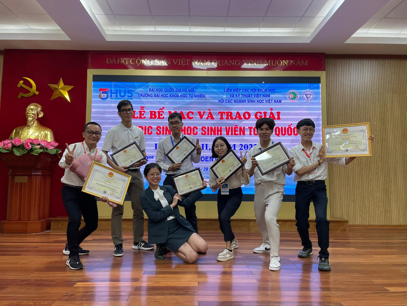 Minh Châu (thứ ba bên phải) đoạt giải Nhất Kỳ thi Olympic Sinh học Sinh viên toàn quốc lần thứ 2, năm 2022.