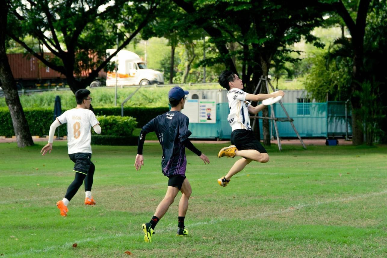 Các bạn trẻ tìm đến môn chơi ném đĩa bay để rèn luyện sức khỏe, vóc dáng và đầu óc tổ chức. Các bạn trẻ tìm đến môn chơi ném đĩa bay để rèn luyện sức khỏe, vóc dáng và đầu óc tổ chức.