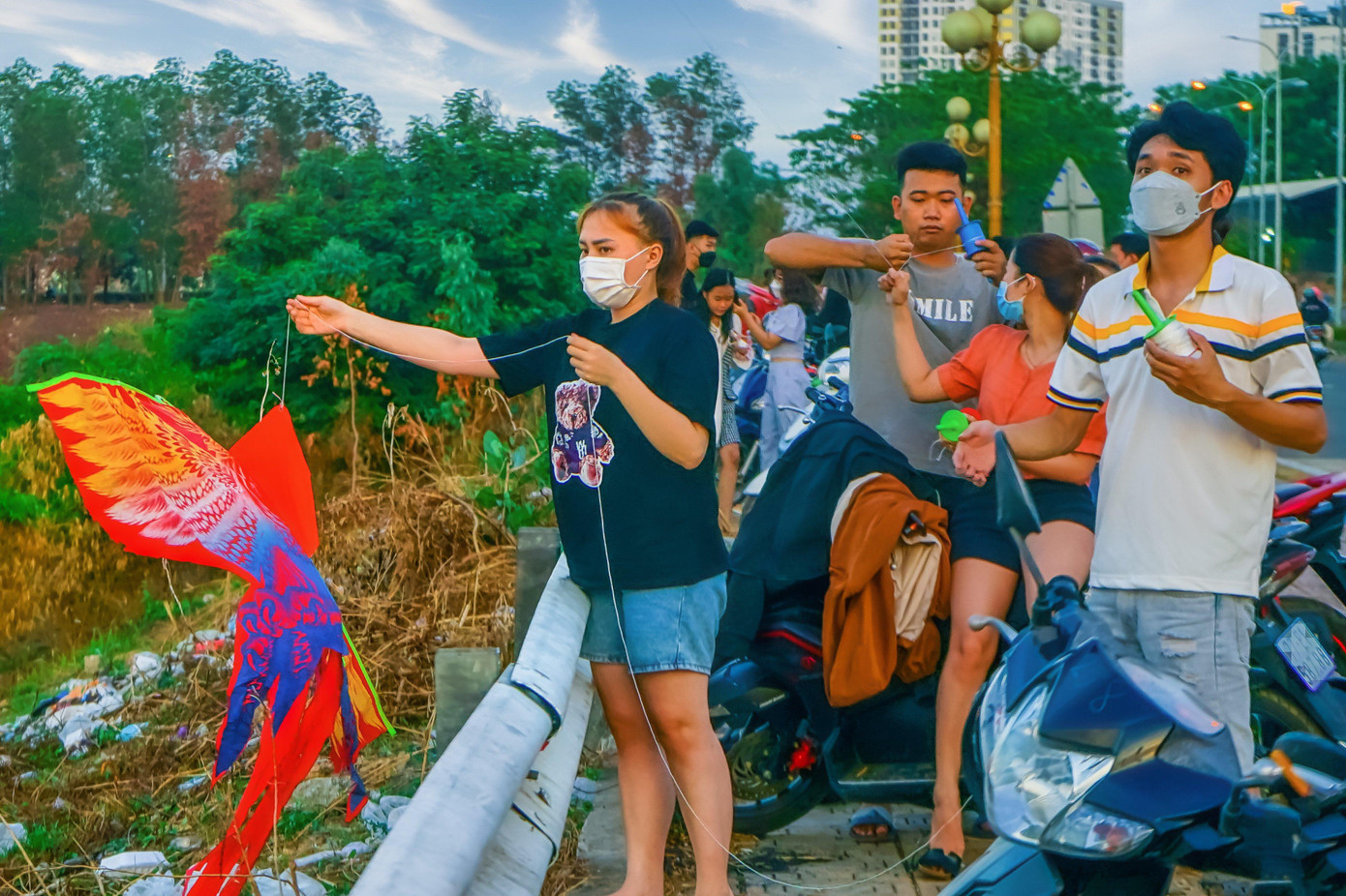 Ngoài việc thả diều ngắm cảnh, thì nơi đây còn là nơi để cho nhiều đôi bạn trẻ và các nhóm bạn hẹn hò với nhau họp nhóm, gắn kết với nhau nhiều hơn sau hơn một năm ở nhà học online vì dịch COVID-19.