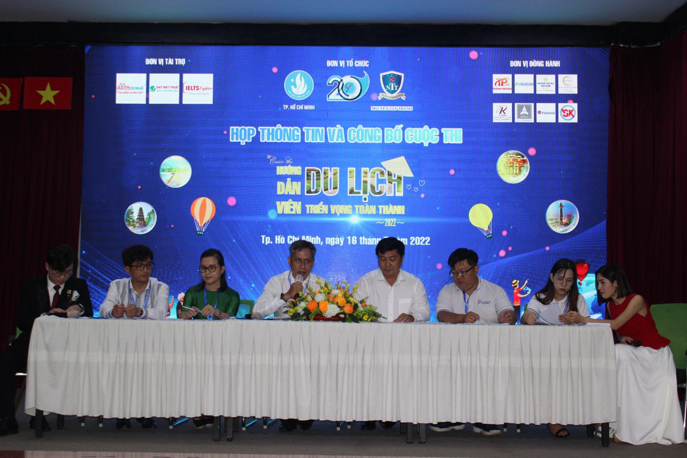 Ban Tổ chức thông tin thể lệ cuộc thi đến các thí sinh.