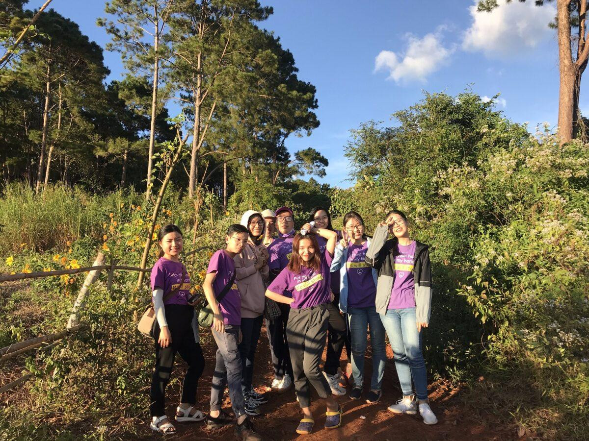 Các bạn trẻ vừa đi du lịch vừa tham gia các hoạt động thiện nguyện tại Lâm Đồng.