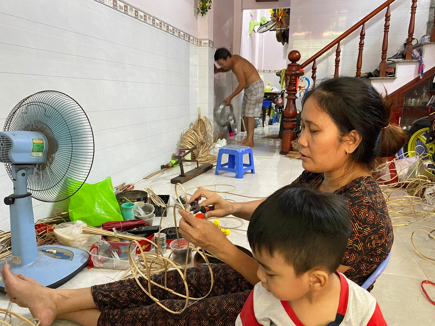 Các công đoạn làm nên chiếc lồng đèn truyền thống được những người nghệ nhân thực hiện rất công phu và tỉ mỉ. (Ảnh: Phước Sáng)
