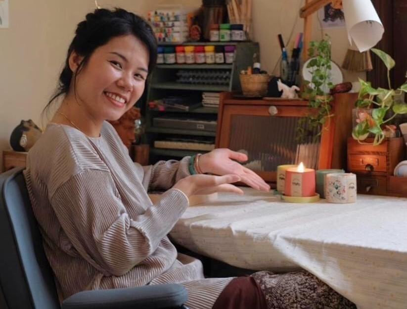 Là Như bên sản phẩm nến thơm của mình. Là Như bên sản phẩm nến thơm của mình.