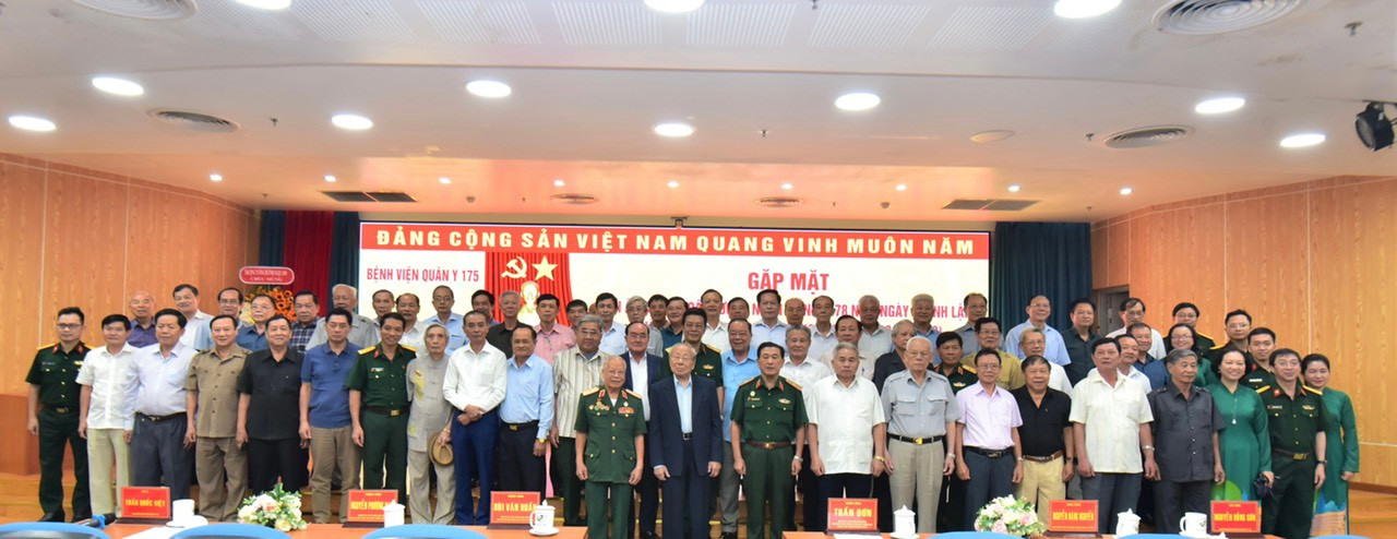 Các tướng lĩnh phía Nam chụp ảnh lưu niệm cùng Ban Giám đốc Bệnh viện Quân y 175.