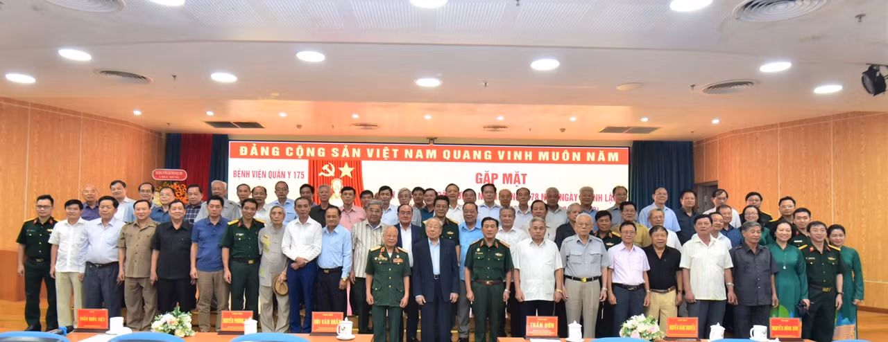 Các tướng lĩnh phía Nam chụp ảnh lưu niệm cùng Ban Giám đốc Bệnh viện Quân y 175. Các tướng lĩnh phía Nam chụp ảnh lưu niệm cùng Ban Giám đốc Bệnh viện Quân y 175.