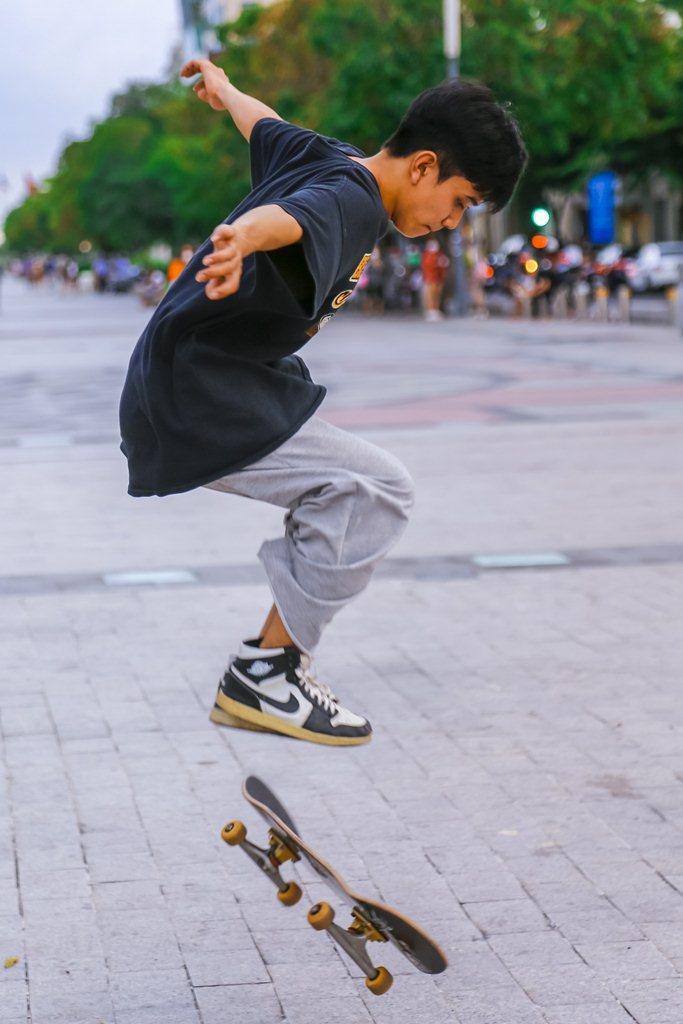 "Sau khi học xong trên trường mình nhóm bạn mình thường hay rủ nhau ra phố đi bộ để luyện tập trượt ván và trò chuyện cùng nhau để xả stress vì ở trường học rất nhiều và thời gian ra chơi của mình cũng ít nữa", Thành Đạt (ngụ quận Bình Tân) nói.