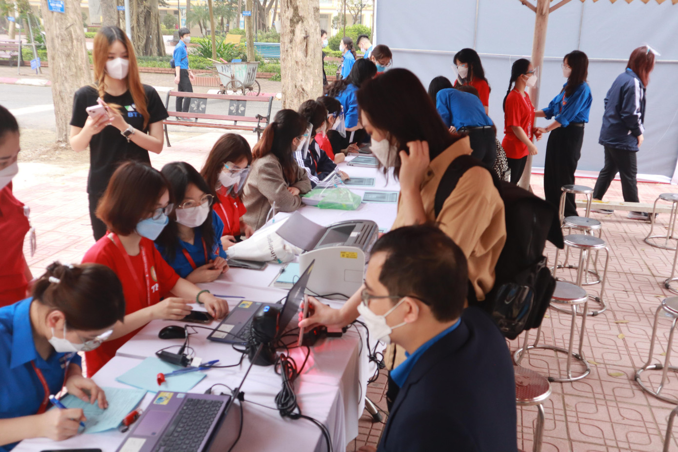 Tình nguyện viên hỗ trợ làm thủ tục trước khi hiến máu.